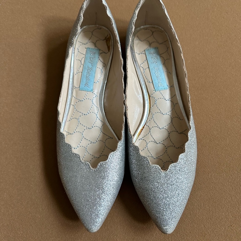 Betsy Johnson Silver Glitter Pointed Flats Size 5